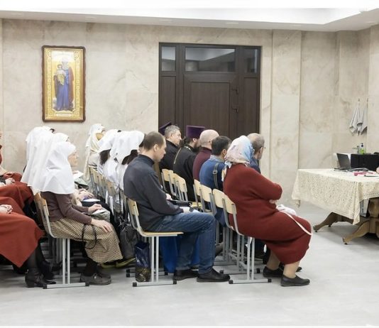 В храме великомученика и целителя Пантелеимона состоялся семинар, посвященный истории и основам сестринского служения