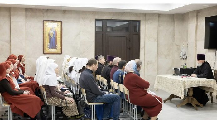 В храме великомученика и целителя Пантелеимона состоялся семинар, посвященный истории и основам сестринского служения