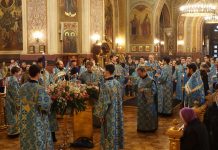 Накануне праздника Похвалы Божией Матери митрополит Василий совершил утреню с чтением акафиста в Свято-Екатерининском кафедральном соборе