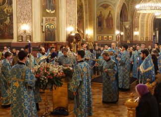 Накануне праздника Похвалы Божией Матери митрополит Василий совершил утреню с чтением акафиста в Свято-Екатерининском кафедральном соборе