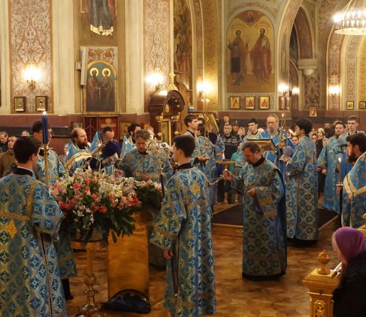 Накануне праздника Похвалы Божией Матери митрополит Василий совершил утреню с чтением акафиста в Свято-Екатерининском кафедральном соборе