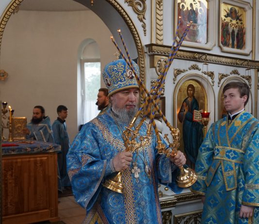 Митрополит Василий совершил Божественную литургию в Свято-Георгиевском храме станицы Азовской