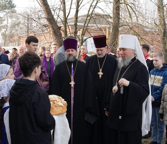 Митрополит Василий совершил Божественную литургию в строящемся Свято-Никольском храме станицы Марьинской