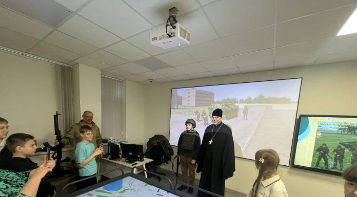 Благочинный протоиерей Иоанн Лапко провёл экскурсию для юных гостей из Тбилисского района