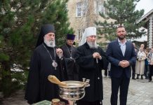 Митрополит Василий принял участие в передаче и освящении нового «Автобуса милосердия»