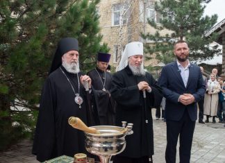 Митрополит Василий принял участие в передаче и освящении нового «Автобуса милосердия»