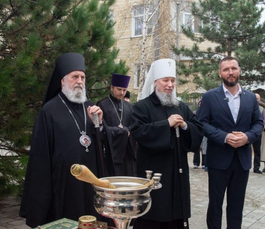 Митрополит Василий принял участие в передаче и освящении нового «Автобуса милосердия»