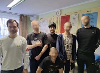 Иерей Николай Козак вместе с братом милосердия посетили городской наркологический диспансер