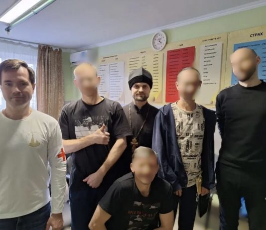 Иерей Николай Козак вместе с братом милосердия посетили городской наркологический диспансер