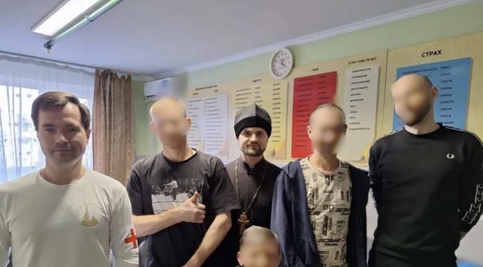 Иерей Николай Козак вместе с братом милосердия посетили городской наркологический диспансер