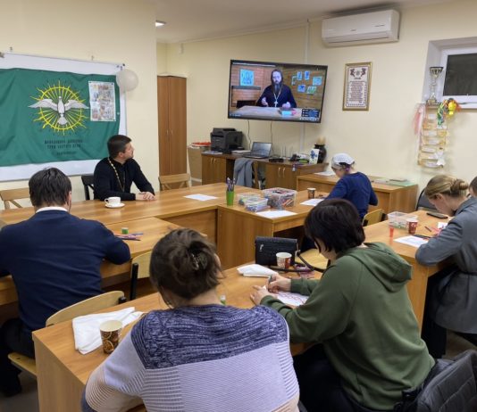 Для молодежи храма Святого Духа прошел мастер-класс, посвященный празднованию Дня православной книги