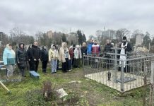 Приход храма Святого Духа организовал уборку на Всесвятском кладбище города Краснодара