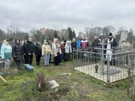 Приход храма Святого Духа организовал уборку на Всесвятском кладбище города Краснодара