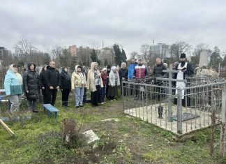 Приход храма Святого Духа организовал уборку на Всесвятском кладбище города Краснодара