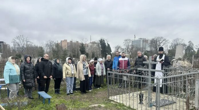 Приход храма Святого Духа организовал уборку на Всесвятском кладбище города Краснодара