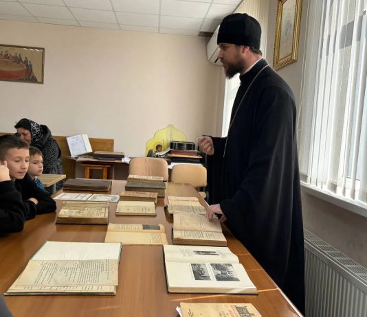В храме свт. Николая Чудотворца на Садах состоялась выставка редких и старинных книг из фонда Екатеринодарской семинарии