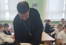 Иерей Давид Кочаров посетил школу № 15 в преддверии Дня православной книги