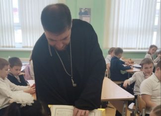Иерей Давид Кочаров посетил школу № 15 в преддверии Дня православной книги
