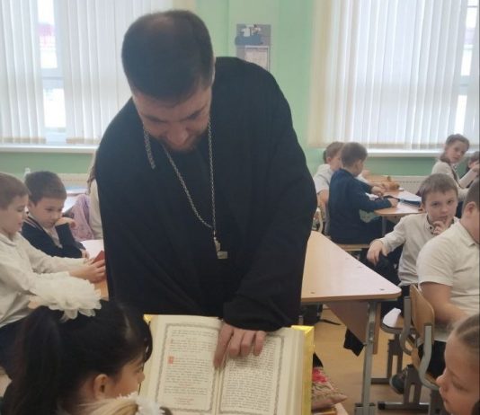 Иерей Давид Кочаров посетил школу № 15 в преддверии Дня православной книги