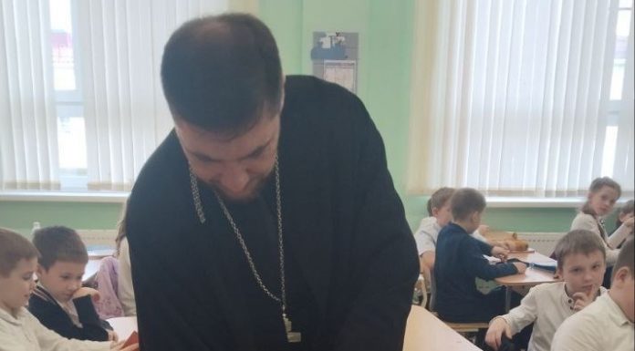 Иерей Давид Кочаров посетил школу № 15 в преддверии Дня православной книги
