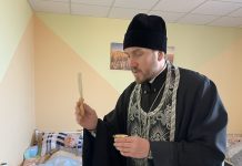 Иерей Сергий Кондратенко посетил подопечных дома престарелых