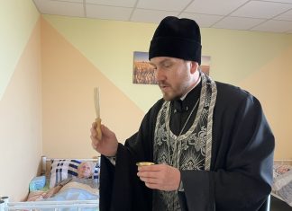 Иерей Сергий Кондратенко посетил подопечных дома престарелых