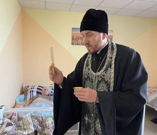 Иерей Сергий Кондратенко посетил подопечных дома престарелых