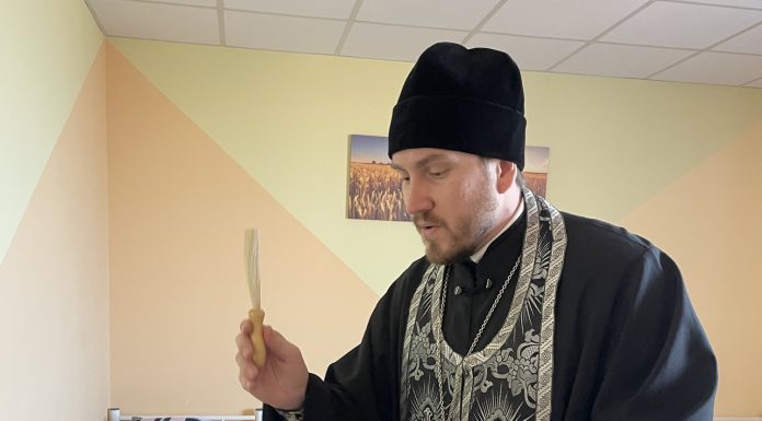 Иерей Сергий Кондратенко посетил подопечных дома престарелых