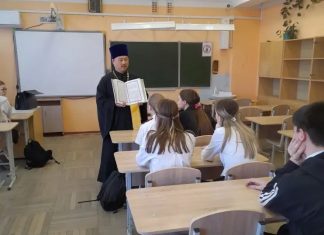 Иерей Вячеслав Ли провел в казачьих классах занятия, посвященные Дню православной книги