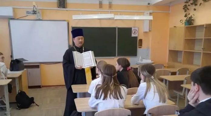 Иерей Вячеслав Ли провел в казачьих классах занятия, посвященные Дню православной книги