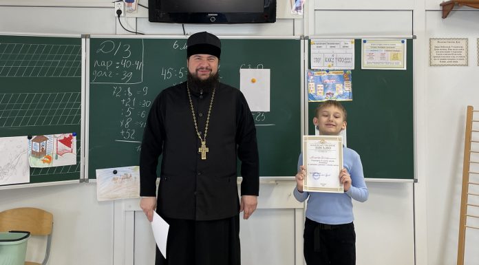 Духовник семейного православного центра РКШ «Лествица» протоиерей Дмитрий Руднев поздравил воспитанников школы