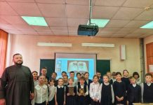 Диакон Евгений Дасов провел встречу с учениками вторых классов гимназии № 44 имени Михаила Тальского