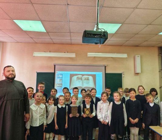 Диакон Евгений Дасов провел встречу с учениками вторых классов гимназии № 44 имени Михаила Тальского
