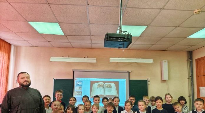 Диакон Евгений Дасов провел встречу с учениками вторых классов гимназии № 44 имени Михаила Тальского