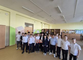 Священник Давид Кочаров посетил школу № 15 и провел беседу с учениками на тему «Почитание святых икон»