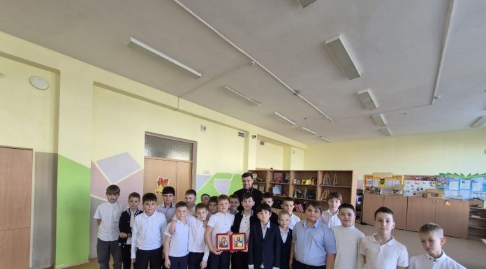 Священник Давид Кочаров посетил школу № 15 и провел беседу с учениками на тему «Почитание святых икон»