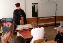 Протоиерей Виктор Сарай посетил школу и провел беседу с учениками четвертого класса