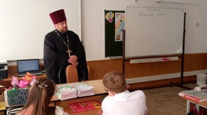 Протоиерей Виктор Сарай посетил школу и провел беседу с учениками четвертого класса