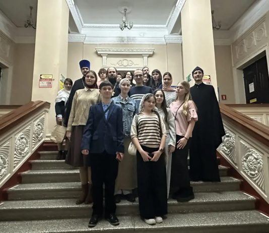 Молодежь 1 и 5-го благочиний посетила выставку, посвященную Дню православной книги