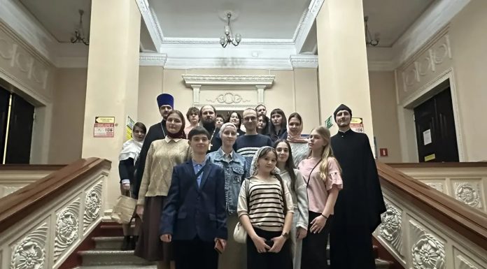 Молодежь 1 и 5-го благочиний посетила выставку, посвященную Дню православной книги