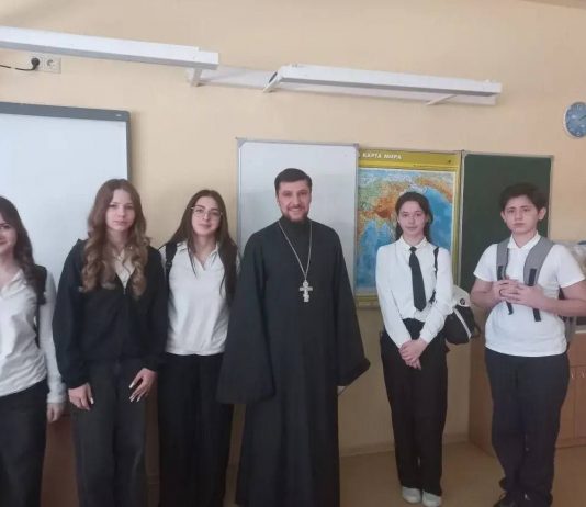 Иерей Давид Кочаров встретился с учащимися МАОУ СОШ № 15
