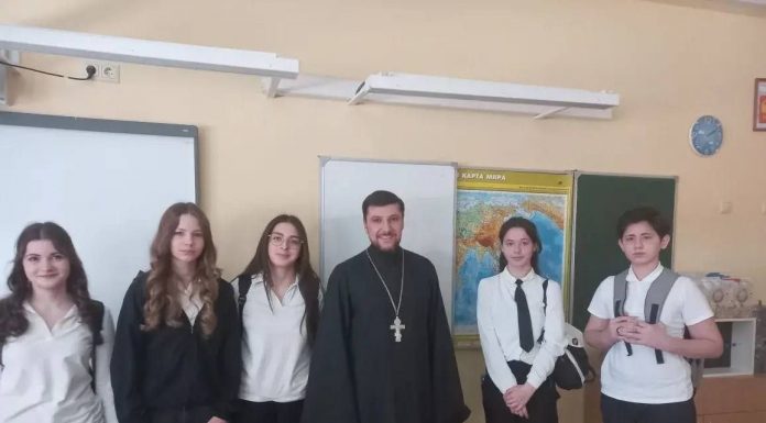 Иерей Давид Кочаров встретился с учащимися МАОУ СОШ № 15