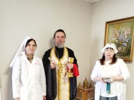Протоиерей Андрей Драган и сестры милосердия посетили дом престарелых