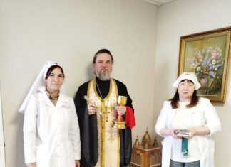 Протоиерей Андрей Драган и сестры милосердия посетили дом престарелых
