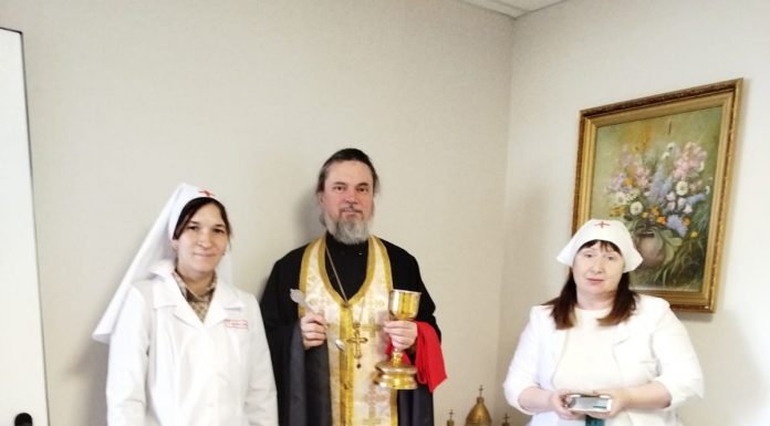 Протоиерей Андрей Драган и сестры милосердия посетили дом престарелых