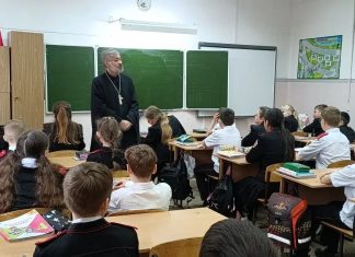 Иерей Евгений Ромазев провел беседу с учениками СОШ № 60