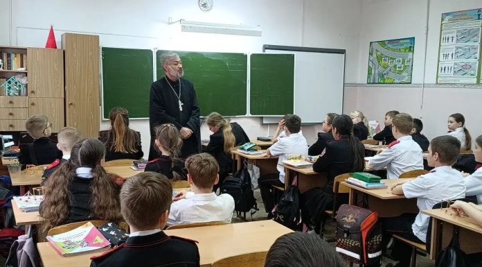 Иерей Евгений Ромазев провел беседу с учениками СОШ № 60