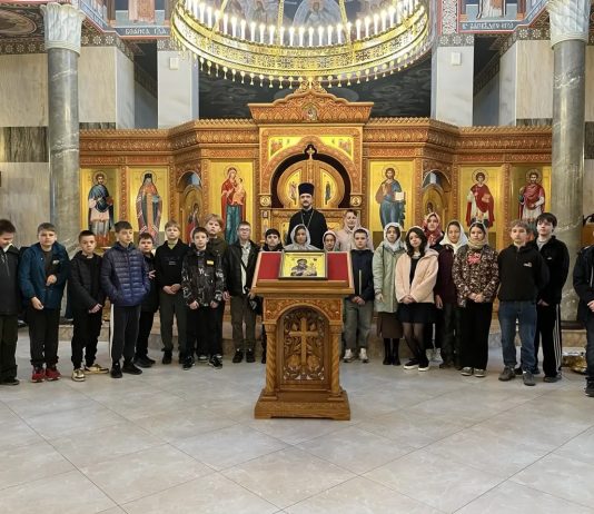 В храме великомученика и целителя Пантелеимона прошла экскурсия для школьников
