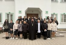 В храме Святой Троицы прошла беседа со старшеклассницами