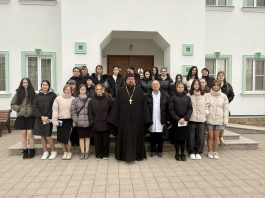 В храме Святой Троицы прошла беседа со старшеклассницами